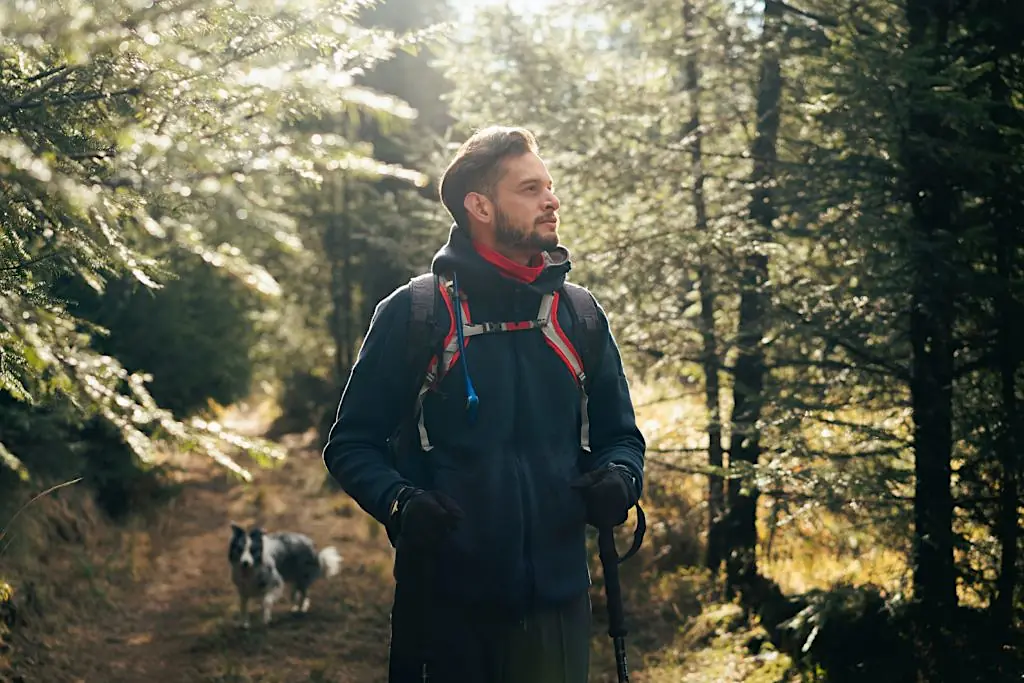 Mann mit Hund im Wald