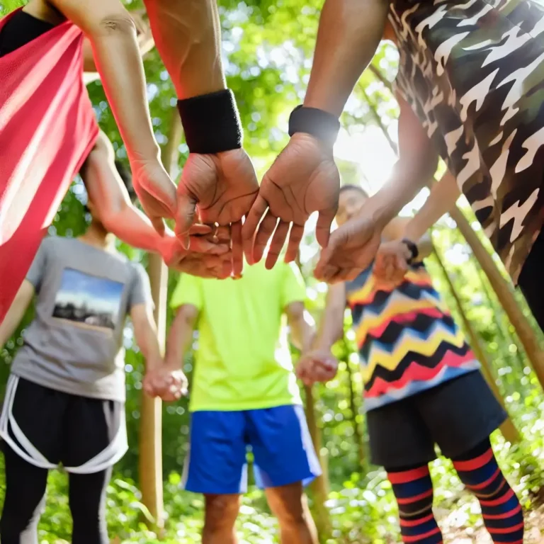 Sportlergruppe im Wald